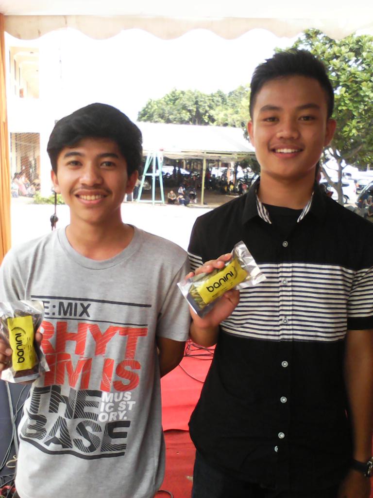 EngFestUninus's tweet photo. Nih pemenang banini stick http://t.co/NTJa6XlDum