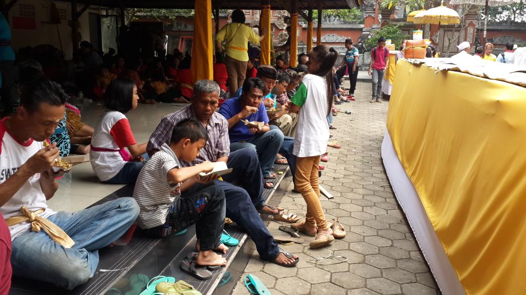 Kita lagi ngantri makan siang bersama dipura, moment luar biasa, semua berbaur menjadi satu :)