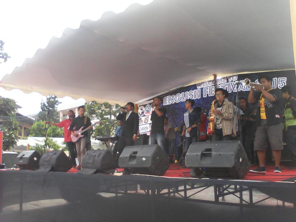 EngFestUninus's tweet photo. @ReadyForFriends is on stage now!! Lets pogo pogo! http://t.co/gKuF3YVnZy
