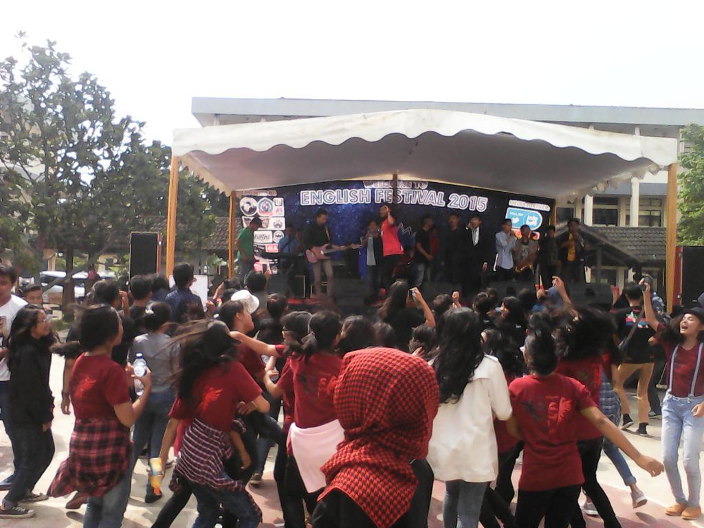 EngFestUninus's tweet photo. @ReadyForFriends is on stage now!! Lets pogo pogo! http://t.co/gKuF3YVnZy