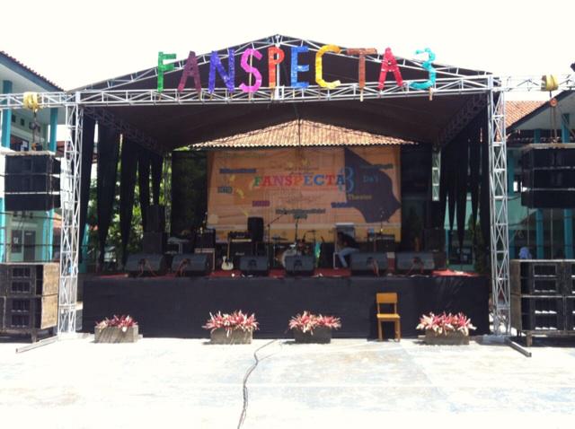 hoolahoopmusic's tweet photo. Siap digeboy wargi MAN 2 Bdg? Sebentar lagi kami akan naik pitam untuk @GBYRFANSPECTA3. Yuk merapat! #YOLO #HORASHOOP http://t.co/aSPj0Ayz6H