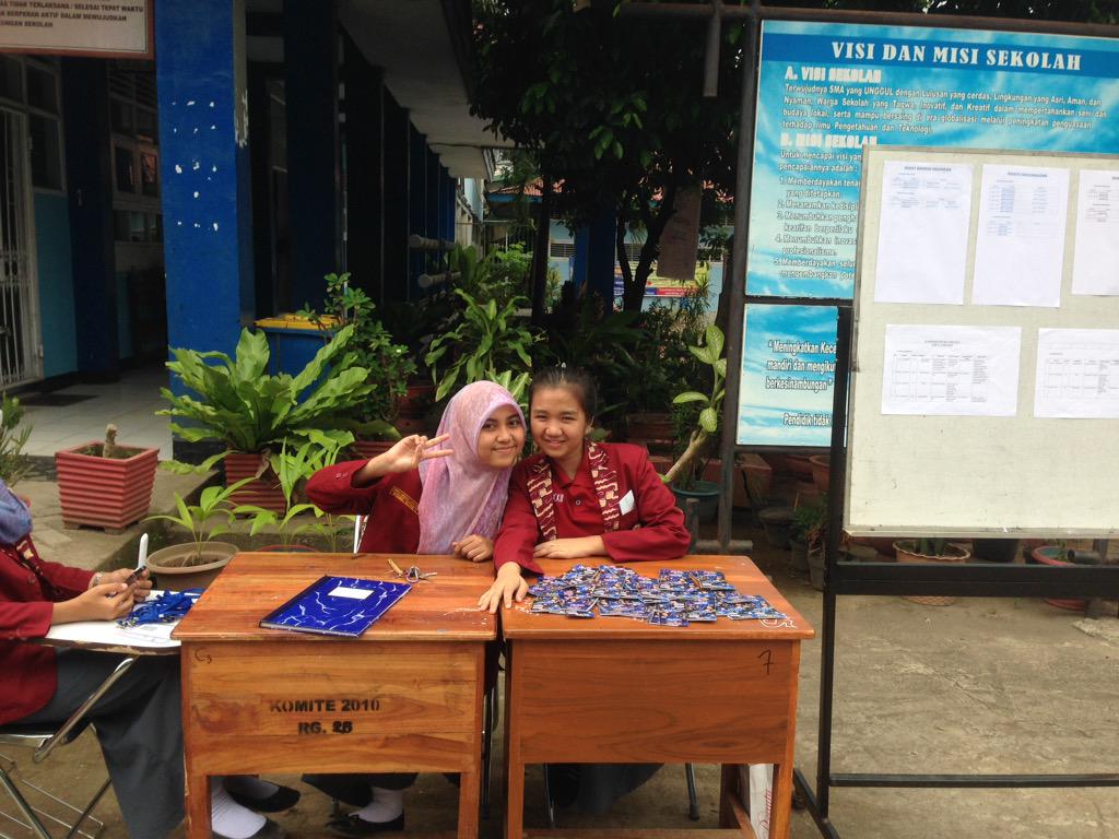 smunelfair's tweet photo. Tiketing box open at kampus sman5 makassar (meja registrasi) See u guys😊😊😊😊 @shanindyan http://t.co/DXM5IGDvx1