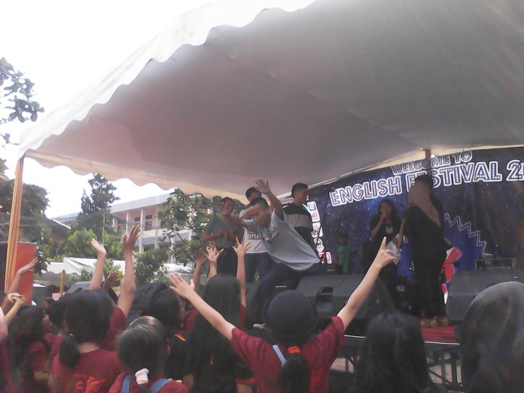 EngFestUninus's tweet photo. Mc lagi bagi bagi hadiah nihhhh sini merapat ke panggung http://t.co/gKmN2QWqtk