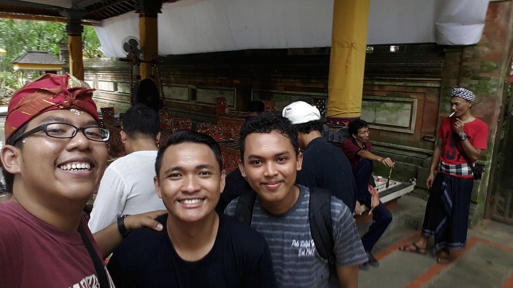 Ngayah 1 mei 2015 di pura aditya jaya, rawamangun. Diakhiri dengan selfie bersama :))) Selamat Hari Raya Saraswati:)