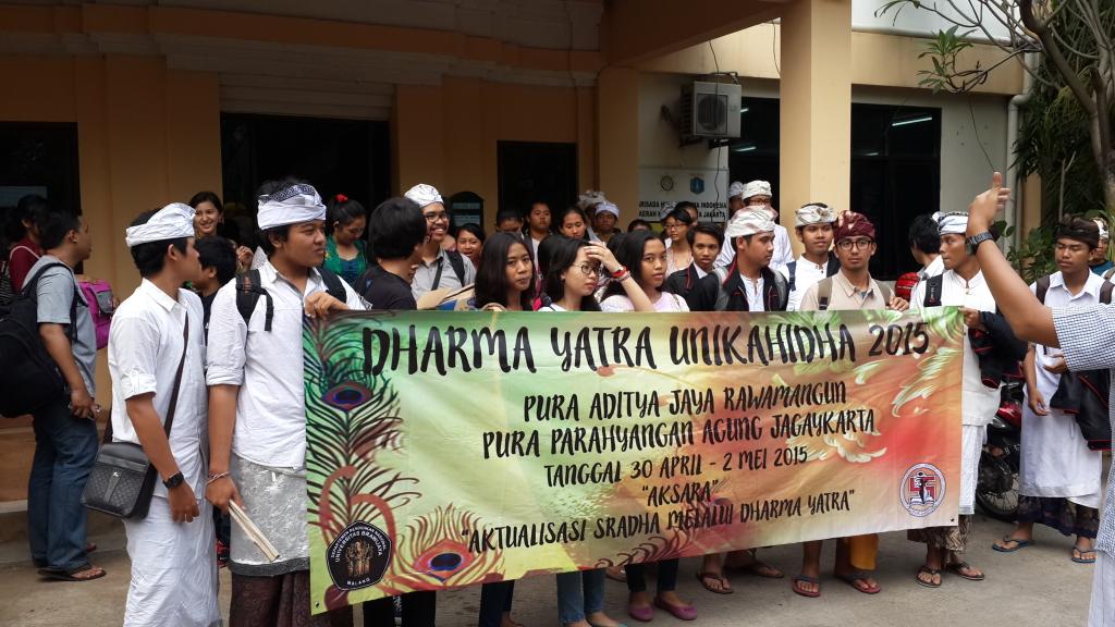 Kemarin ketemu temen-temen dari <a href="/KMHBUNJ/">KMHB UNJ</a> dan <a href="/unikahidha/">unikahidha</a> , huhu tapi trisakti ga diajak foto bareng, haha :( gdluck:)