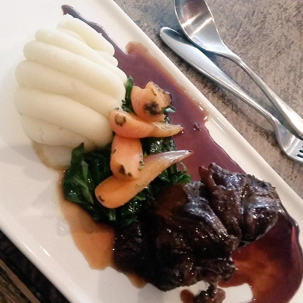 kimjmcalister's tweet photo. I forgot how much I loved this place! Dinner last night @DeesonsBritish was amazing! 🍴#deesons #foodie http://t.co/d2h7ZG0ENS