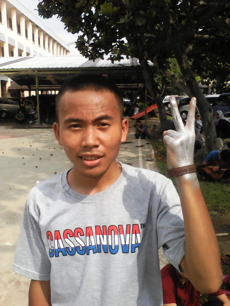 Salah satu penonton mendapatkan merchandise dari <a href="/welah_id/">gelang kulit custom</a>