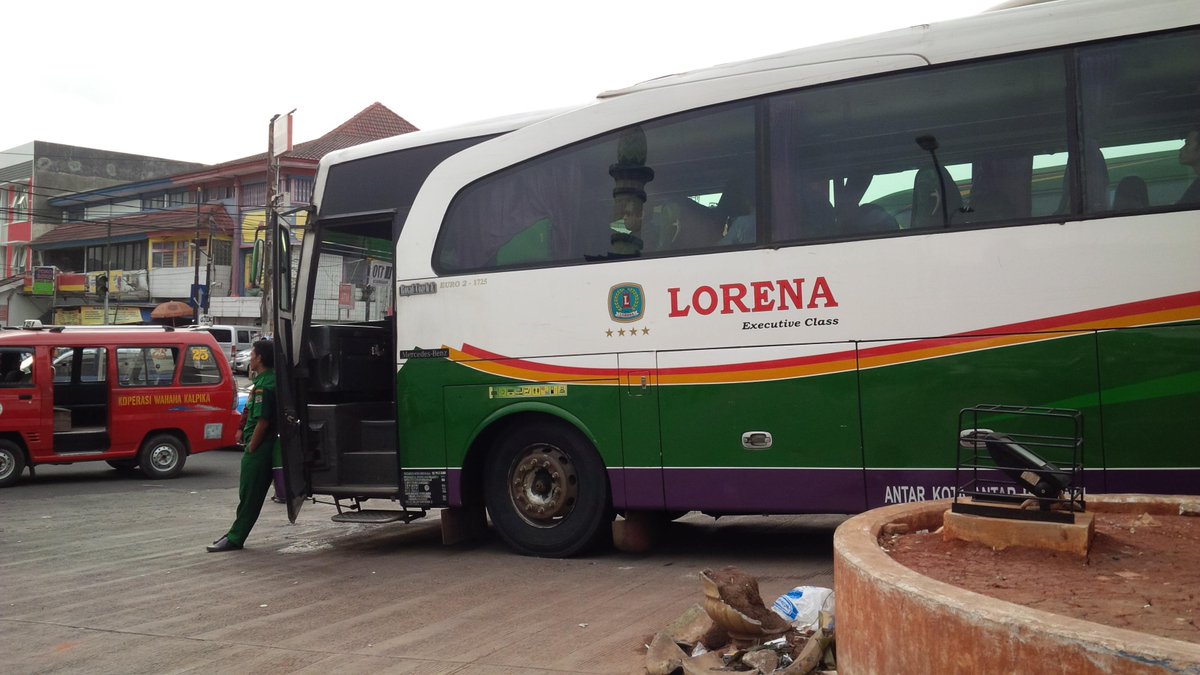 agus71waluyo's tweet photo. LE 170 tujuan Prabumulih | at Term Rawamangun @LorenaEka1 @B_IjoSejati @SukaFotoBis #halfpartbus #clubofmillionaires http://t.co/UyNVw2o5d8