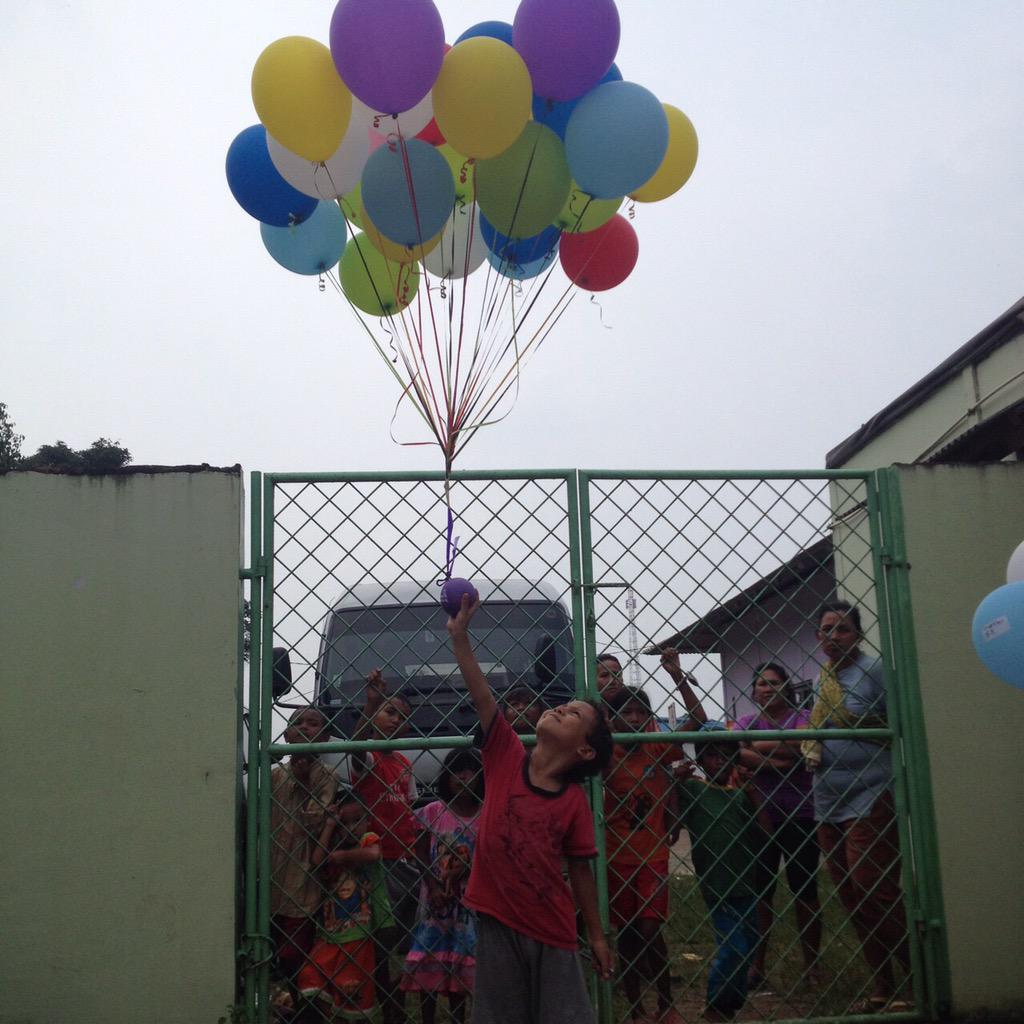 Wah ternyata balonnya mau di lepas, supaya cita-cita adik-adik terdengar sampai langit! #ListenToYourART