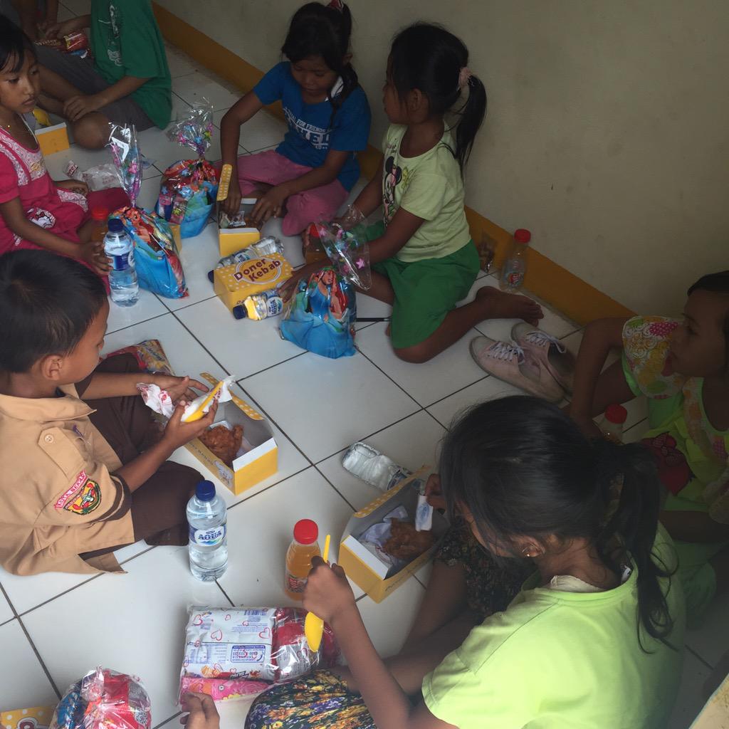 Tidak terasa sudah jam 1 siang, selamat makan semuanyaaa! #ListenToYourART