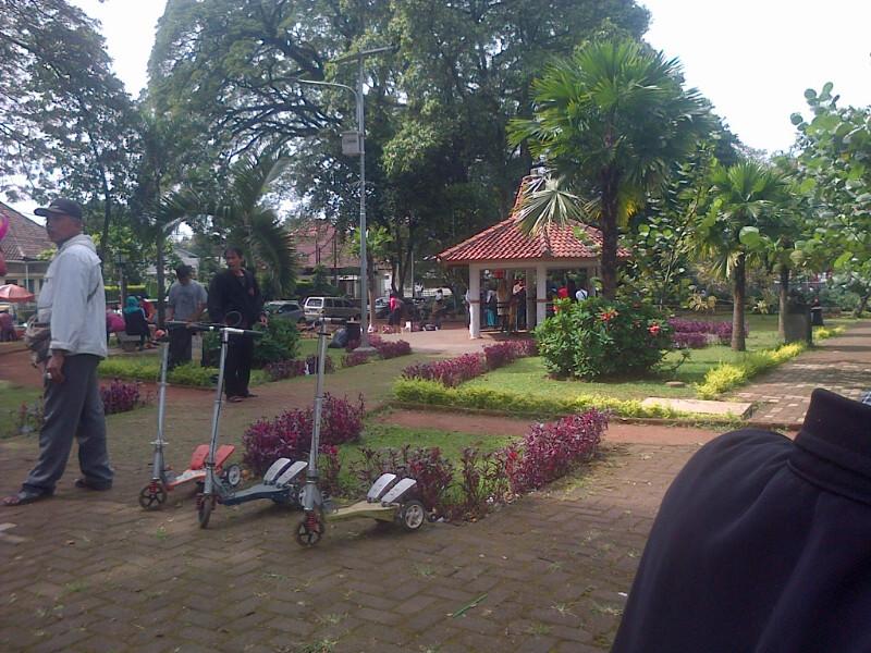 Nampak dr kejauhan ada komunitas yg sedang photo2, eh ada juga bapak2 yg menyewakan otoped :D #CibeunyingPark