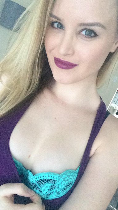 Logging onto MFC. Come hangout! :) http://t.co/YTeljKbmk2 http://t.co/KqhT4bC1Zy<a href="/tag/throwbackthurs"class="tags"><span>#throwbackthurs</span></a>