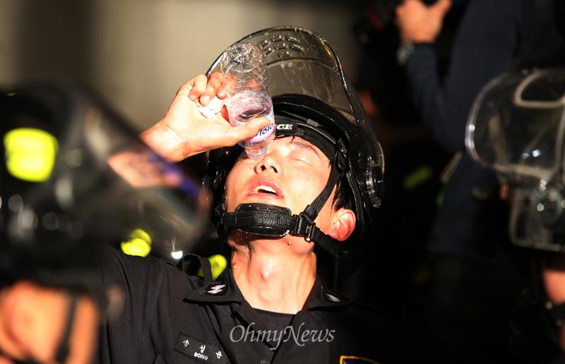OhmyNews_PHOTO's tweet photo. [사진 더보기] http://t.co/XFAf18cfnx 세월호참사 범국민철야행동이 열린 1일 유가족과 시민들이 청와대행진을 시도하자 경찰이 농도짙은 최루액을 섞은 물대포를 난사하고 있습니다. http://t.co/duS1QtuUhD