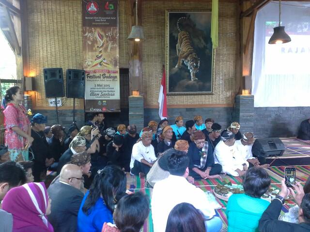 Kemlu_RI's tweet photo. FOTO: Delegasi #AASC2015 dalam rangkaian acara Pinton Ajen yg bertempat di ... http://t.co/CwWgzI2oWm http://t.co/avqSOZluAk