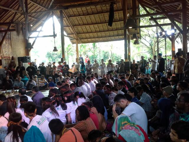 Kemlu_RI's tweet photo. FOTO: Delegasi #AASC2015 dalam rangkaian acara Pinton Ajen yg bertempat di ... http://t.co/CwWgzI2oWm http://t.co/avqSOZluAk