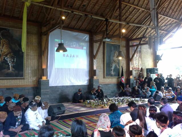 Kemlu_RI's tweet photo. FOTO: Delegasi #AASC2015 dalam rangkaian acara Pinton Ajen yg bertempat di ... http://t.co/CwWgzI2oWm http://t.co/avqSOZluAk