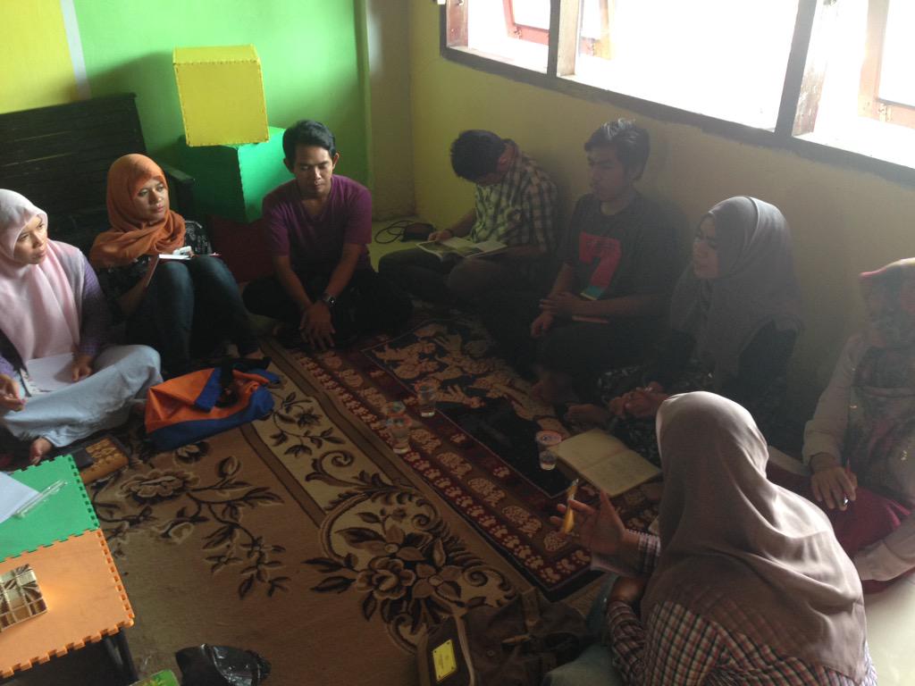 TheLeader_ID's tweet photo. @FrillaGeubrina alumni Korea dan Alumni @DreamMaker_ID 2014 sedang sharing ttg pengalaman dia ikut seleksi PPAN http://t.co/zf0V10fRQC