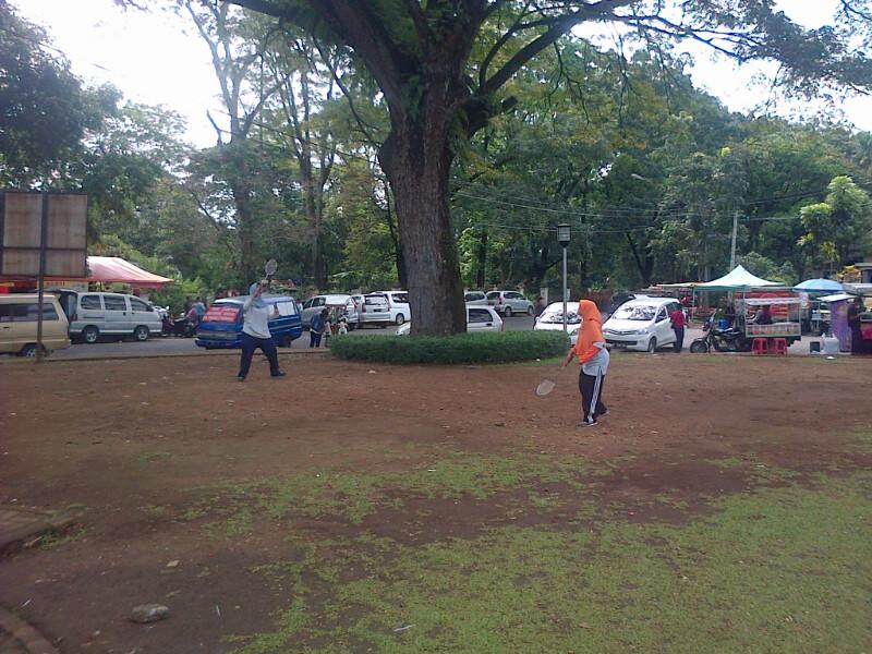 Tah kang <a href="/adi_ide/">Ide Adi</a> ibu2 aja rajin olahraga, masak yg muda ke taman cuman apdet status doank? :D <a href="/ridwankamil/">Ridwan Kamil</a>