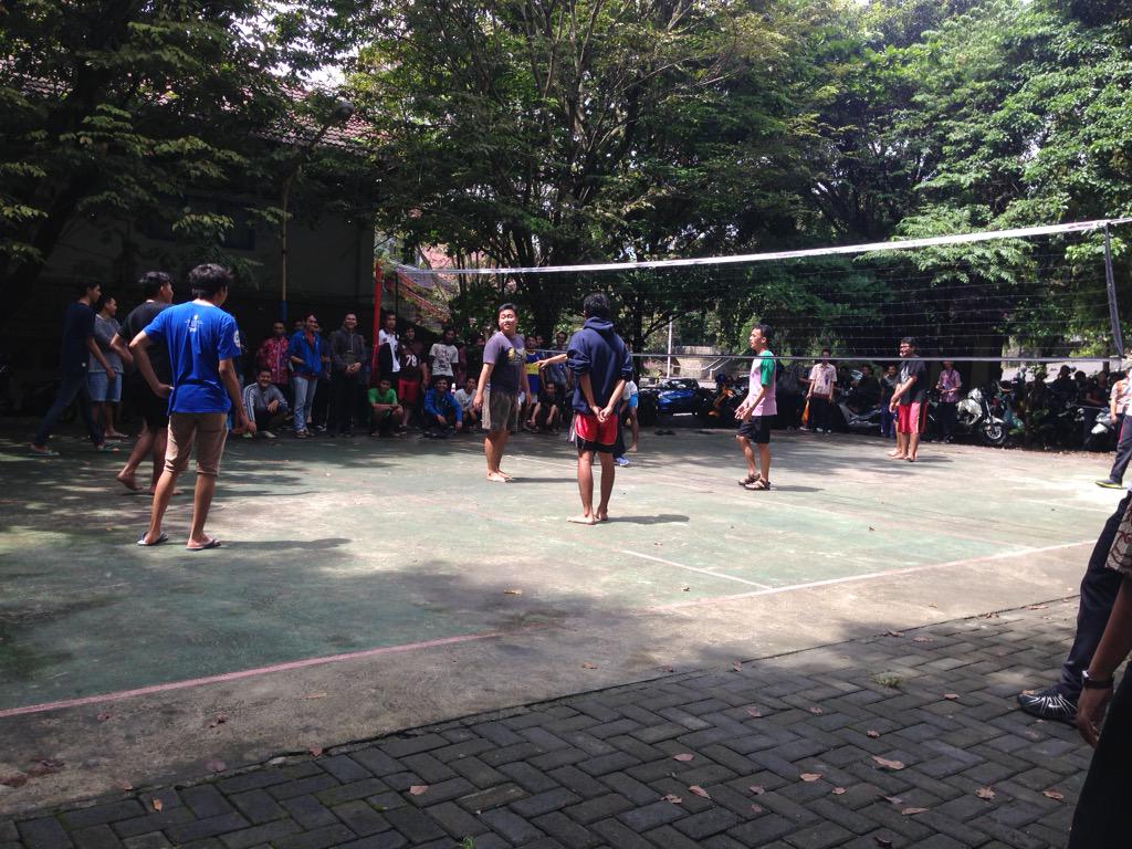 Selanjutnya pertandingan naval volly antara 2010 vs 2009 ,