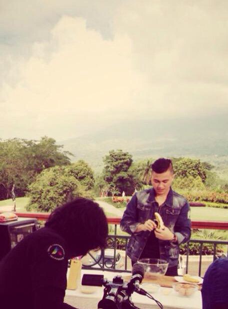 MagicCook_TTV's tweet photo. Host, Magician dan Chef Magic Cooking @Hallucionist di episode minggu ini #magiccooking #amazing http://t.co/b8QdOuLW0G
