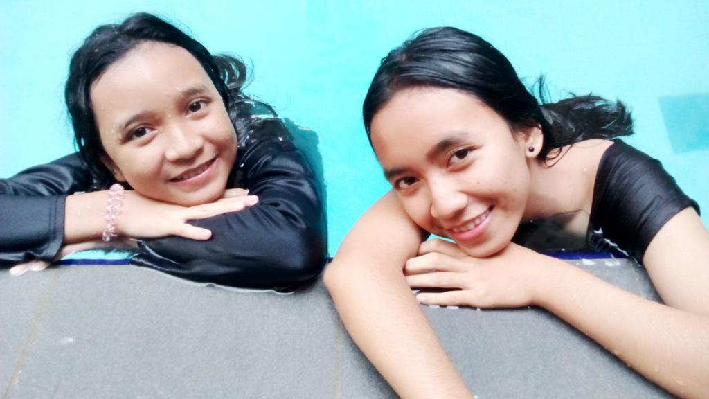 amelfitriani19's tweet photo. Swiming wiht family @RiniAaaa http://t.co/Az84HJOWNq