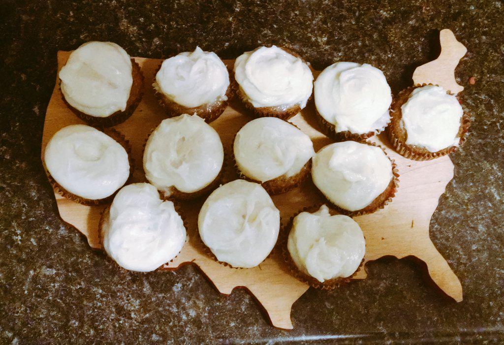 thatprolifegirl's tweet image. United States of Cupcakes. #latenightbaking #secondbatch #ruinedthefirstone #perfectionism