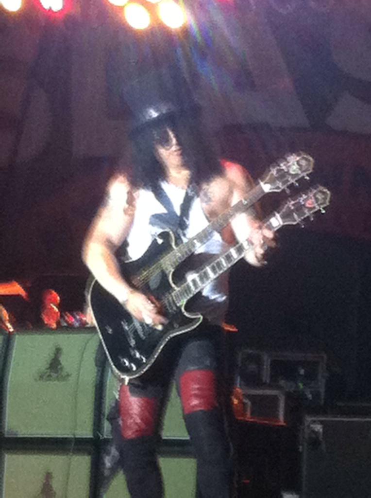 GameJunkie01's tweet photo. @Slash great show in Memphis. It was an honour to finally see you play in person. http://t.co/qZs1QWlJys