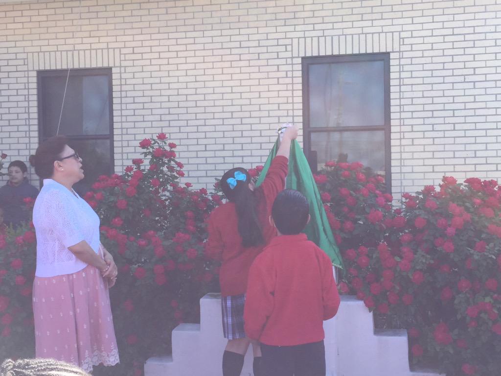 ResurrectionCS's tweet photo. Crowning of Mary! @JubileeSchools #CatholicIdentity @bishop_steib http://t.co/ao3CyqHhwc