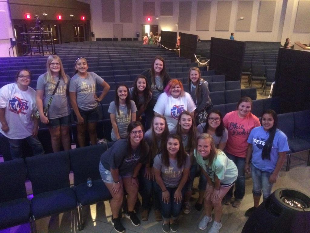 duhkoduh_'s tweet photo. What a huge blessing tonight was with these girls!! #huddle4 #race114 http://t.co/KLKEw6a3cl