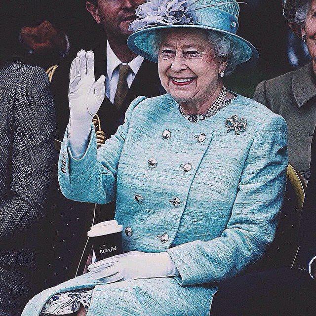 gravitecoffee's tweet photo. Royal Choice #coffee #queen #london #royal #saturday #weekend #togo #gravitecoffee http://t.co/dZTwkTO6mH