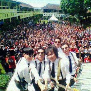Farida_Windari's tweet photo. The changcuters live @SMAnevada 👏 http://t.co/diFfYoe2DC