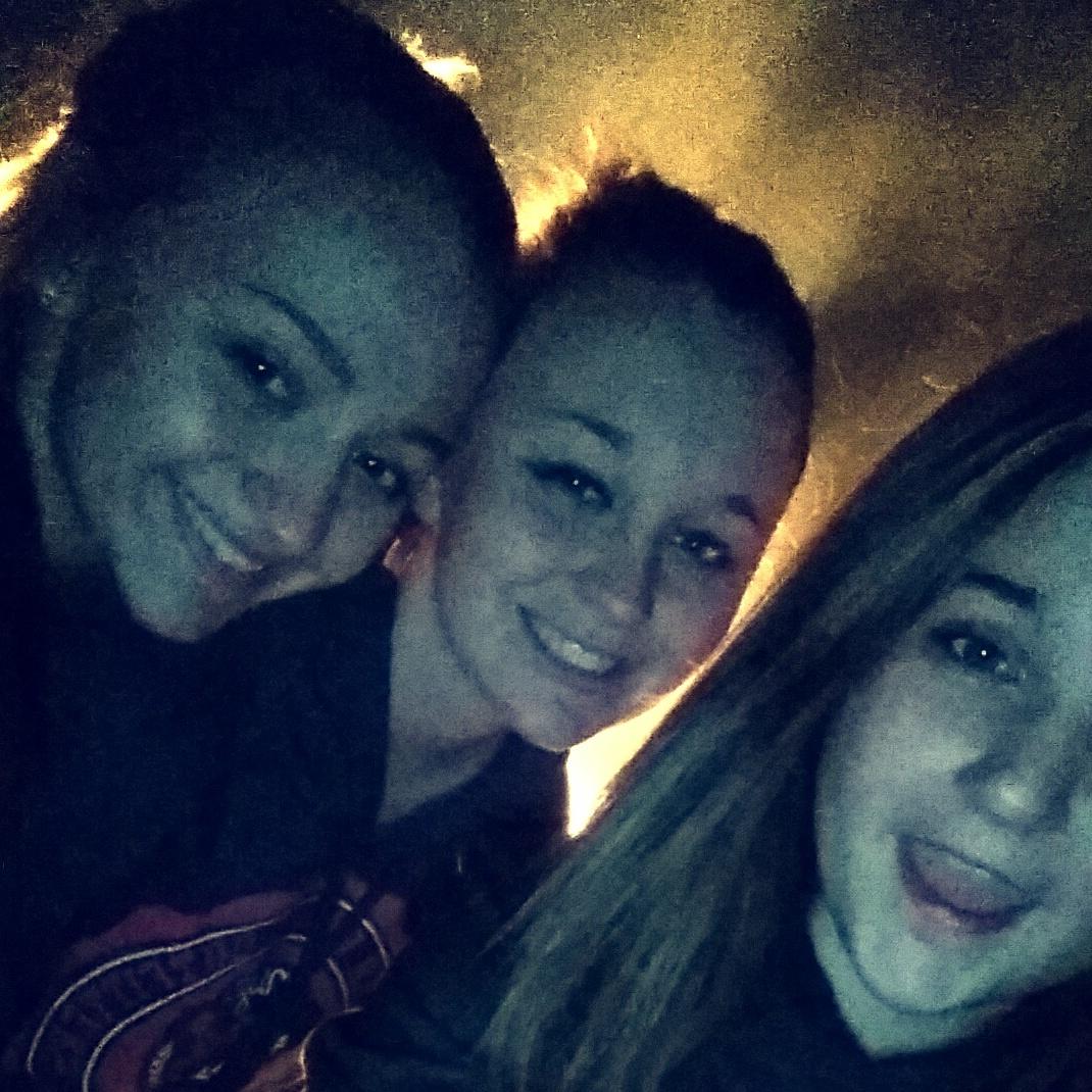 MccarrollLexi's tweet photo. Flashback Friday to January with these beautiful ladies at an awesome bonfire.#bestnightever http://t.co/vAOJt66PSW