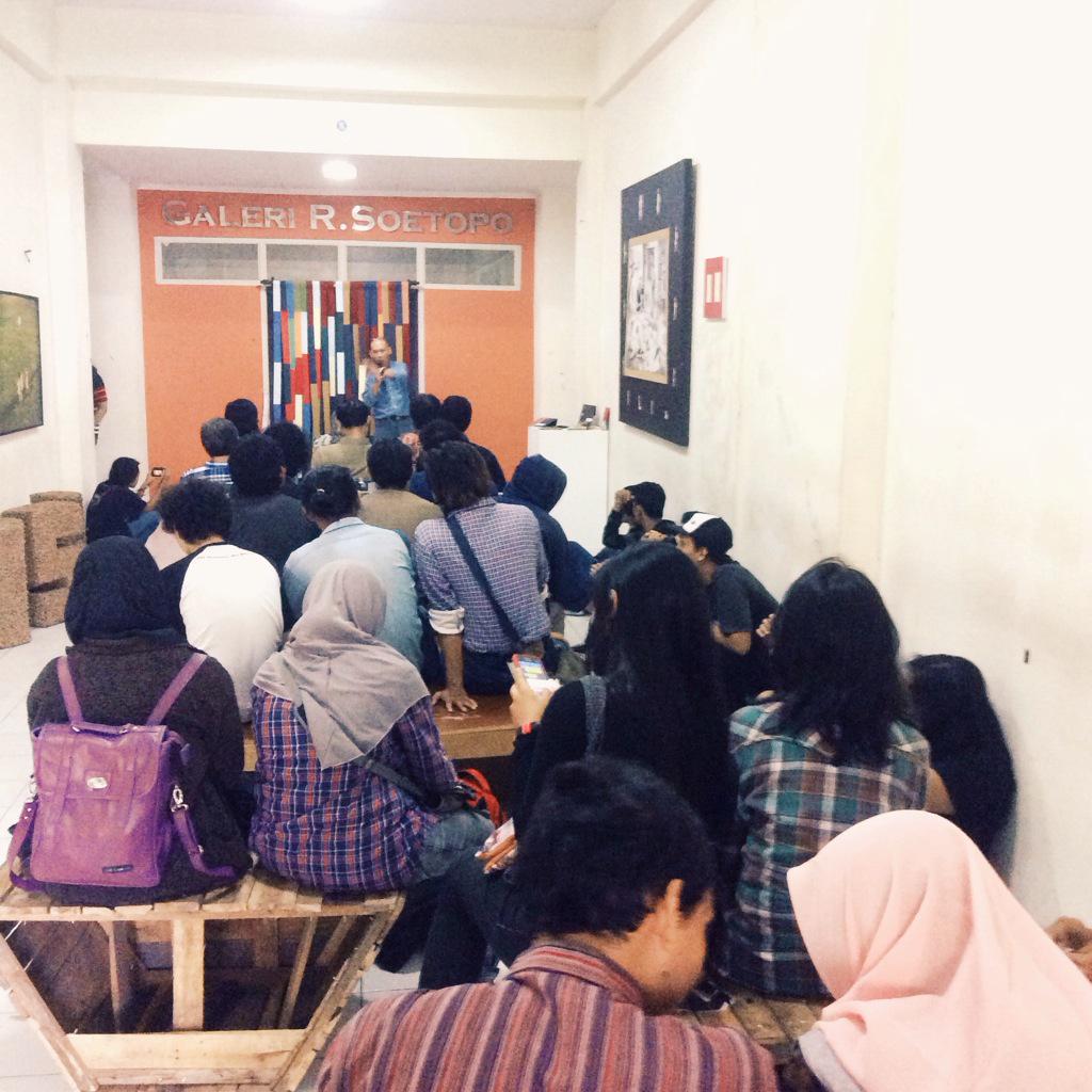 titik_api's tweet photo. Lipitan pameran tribute to pak Sadjiman!!! http://t.co/875ln3V2nK