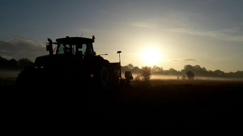 Loonwerker Ben Gelderman van koonstra.eu apte me deze foto van het mais zaaien #sunrise <a href="/CUMELANederland/">Cumela</a>