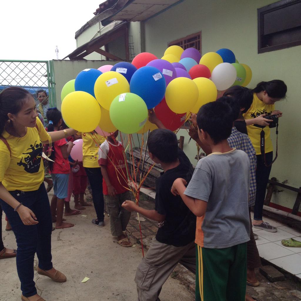 Saatnya menempelkan cita-cita ke balon, hmm kira-kira balonnya mau di apain ya? #ListenToYourART