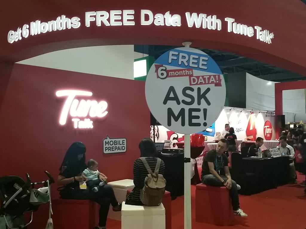 TuneTalk's tweet photo. 4G LTE SIM is available here today & tomorrow! Switch to Tune Talk & we give u 6 months free data. Come lah 😊 #mobite http://t.co/gC5hqkQ1Gm