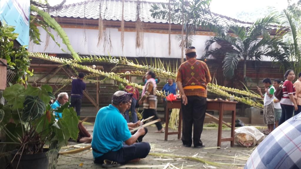Kita lagi bikin penjor sama orang tua tempek setempat, senang bisa diajarin dan berbagi pengalaman :)