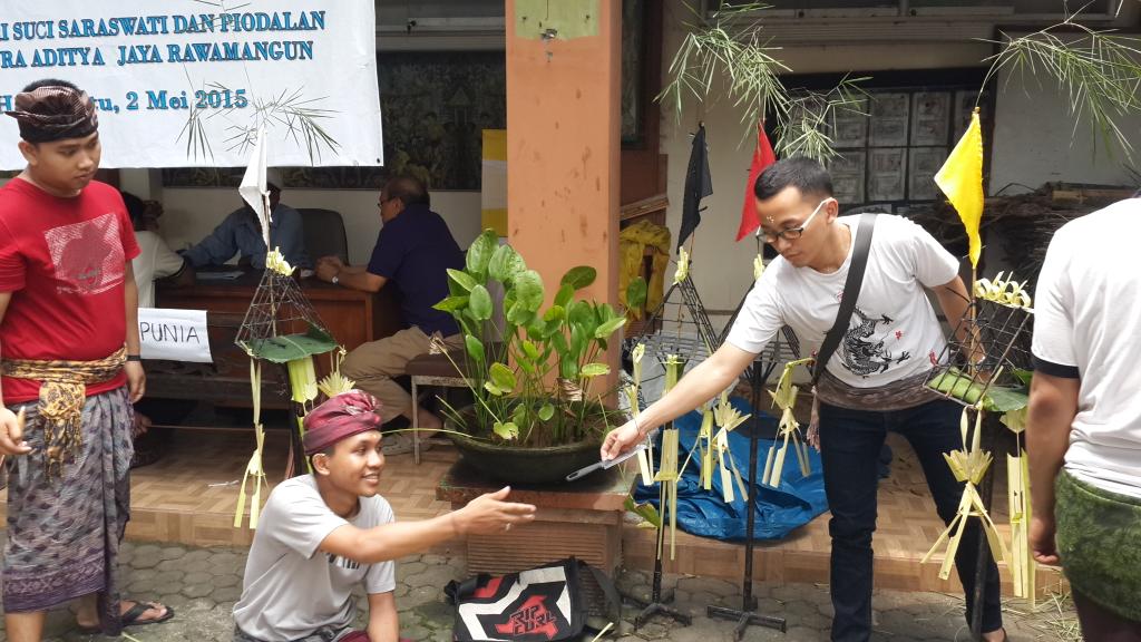 Sebelum makan siang bersama dipura, kita bikin hiasan rumah banten :)))