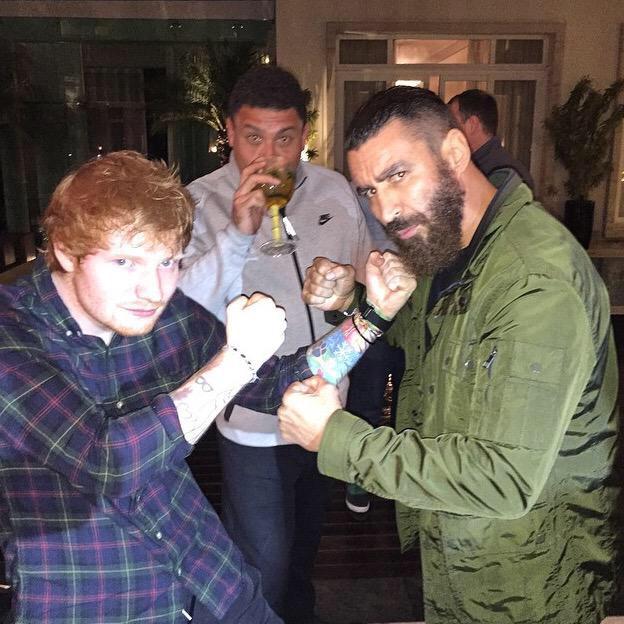 EdSheeranBrCom's tweet photo. O Ed participou de uma festa privada na casa do jogador Ronaldo! Por essa ninguém esperava! Hahaha http://t.co/r25v7uAtvZ
