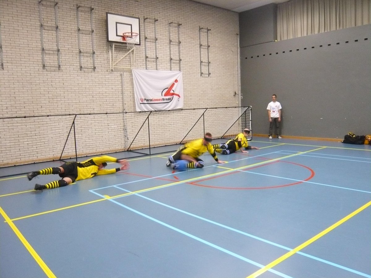 Haag_88's tweet photo. Blinden en slechtzienden kunnen ook goalball spelen.
kijk op http://t.co/PcCstrIvmI http://t.co/B3q4cpKi5F