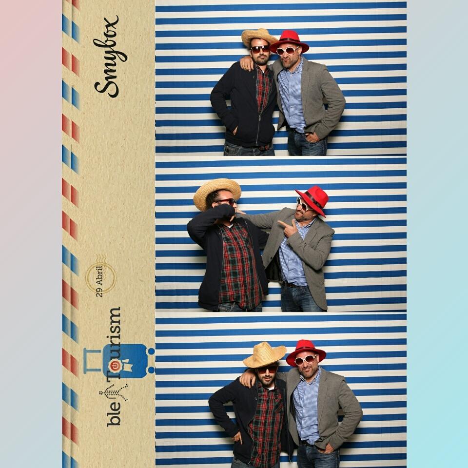 pcasalsd's tweet photo. Cómo nos gusta el fotomatón en @Vojo. Muy molón el de #smybox ayer en #BLEandTourism de @bcnentrepreneur http://t.co/9yDayjZjqs