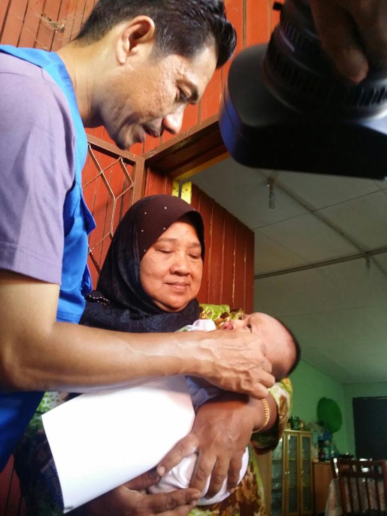 fadzlyhanaffi's tweet photo. Abang Mie bilang Assalamualaikum.

#BNP44 
#PRKPermatangPauh http://t.co/QDyEDsVN7s