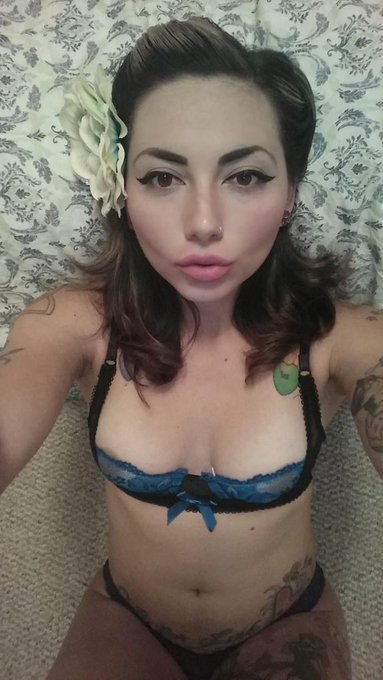 Come play with this #pinupdoll #pinup #vixen on streammate. Veronicalaykexxx http://t.co/oP6DsVp21Y