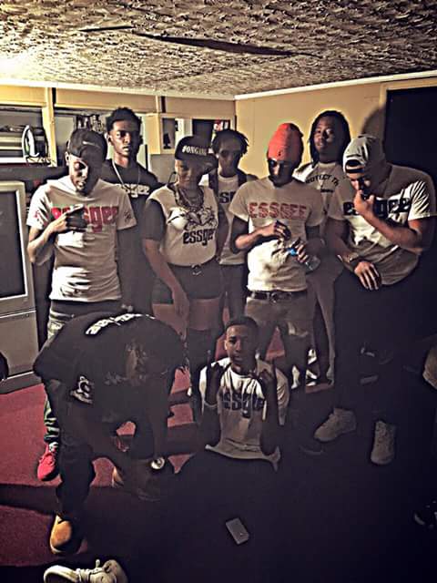 NoShirtGang_NSG's tweet photo. Still with the SAME niggas #EssGee http://t.co/8CpimnjCsQ