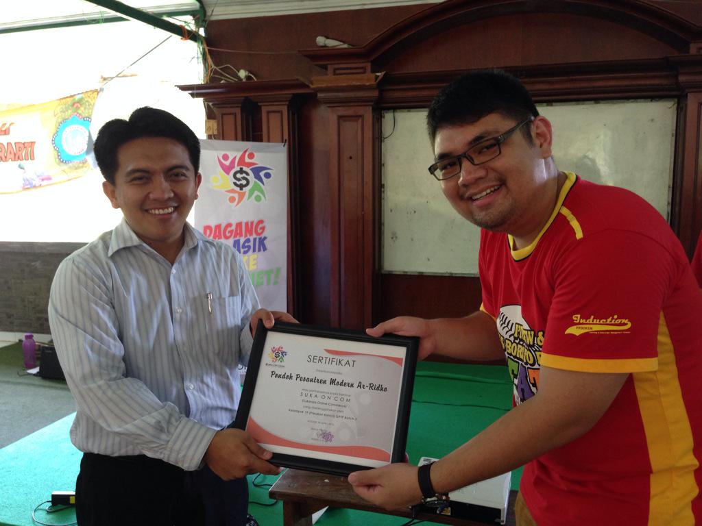 Suka_OnComm's tweet photo. Terimakasih Pak Syamsul Arifin, Direktur Ponpes Modern Ar-Ridho atas kesediaannya dan dukungannya atas acara ini. http://t.co/3z1p22M8FK