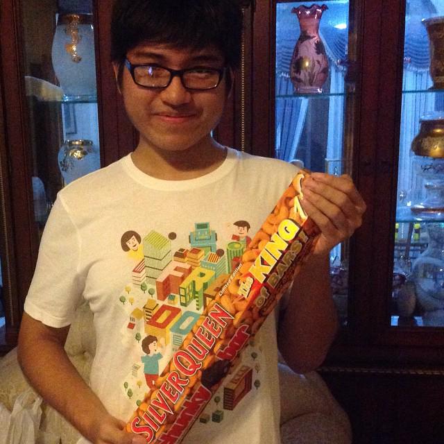d_crepes's tweet photo. Yeay! Hadiah Silverqueen 1kg sdh ditangan syosuaronald Happy party chocolate. Siapa yg mau juga? ayoo di RT ;) http://t.co/jQj7oogaVV