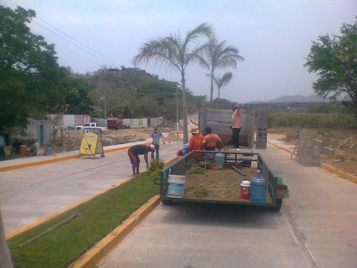 SColotepec's tweet photo. Se remodela el acceso a #Colotepec #Oaxaca #ColotepecAvanza #ContruyendoUnaNuevaHistoria @GabinoCue http://t.co/BG2p7KB7sX