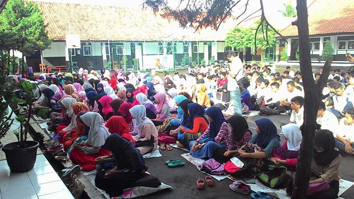 SMP7PWK's tweet photo. Doa brsma &amp; Istigosah mnjelang UN2015 Smoga LULUS 100% SMP Raden Adipati Sastradipura @DediMulyadi71 @info_purwakarta http://t.co/ylQDzrCUtv