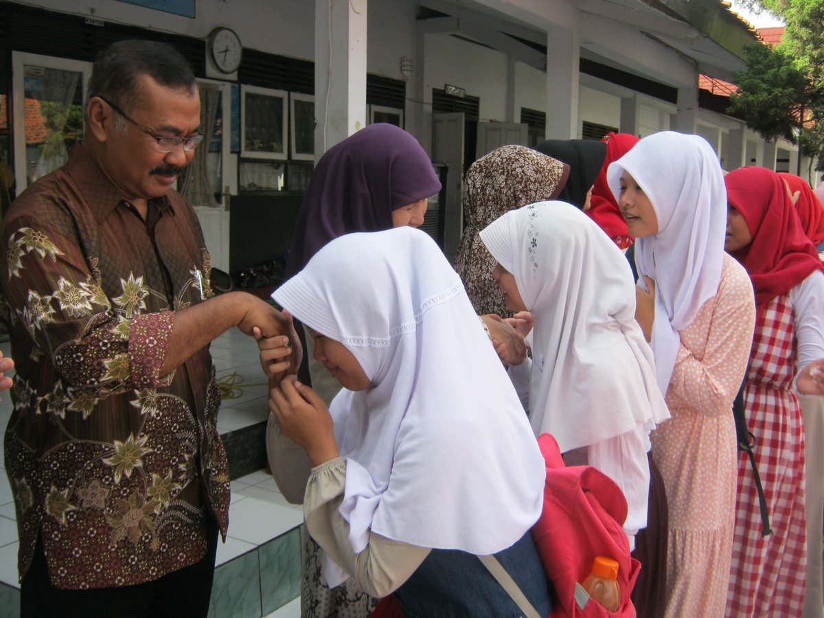 SMP7PWK's tweet photo. Doa brsma &amp; Istigosah mnjelang UN2015 Smoga LULUS 100% SMP Raden Adipati Sastradipura @DediMulyadi71 @info_purwakarta http://t.co/ylQDzrCUtv