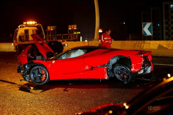 ライブドアニュース 無残 フェラーリが衝突事故 推定4億円超が鉄くずに 上海 Http T Co 5yzkffyidi 事故車は 世界に限定499台しか存在しないフラッグシップモデル ラ フェラーリ アジア初のラ フェラーリによる事故となった Http T Co